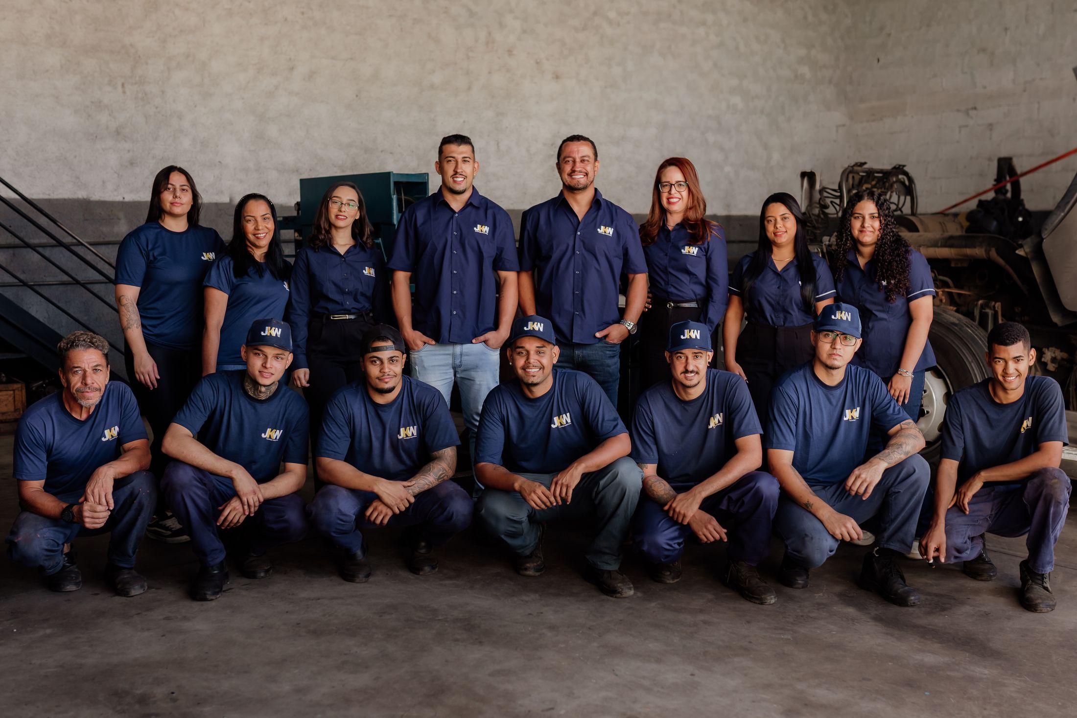 Equipe da JKW reunida na oficina de caminhões em Betim